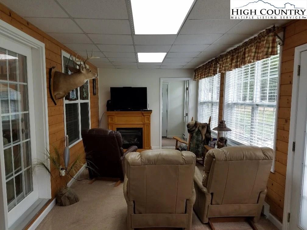 Image number 15 for the current listing