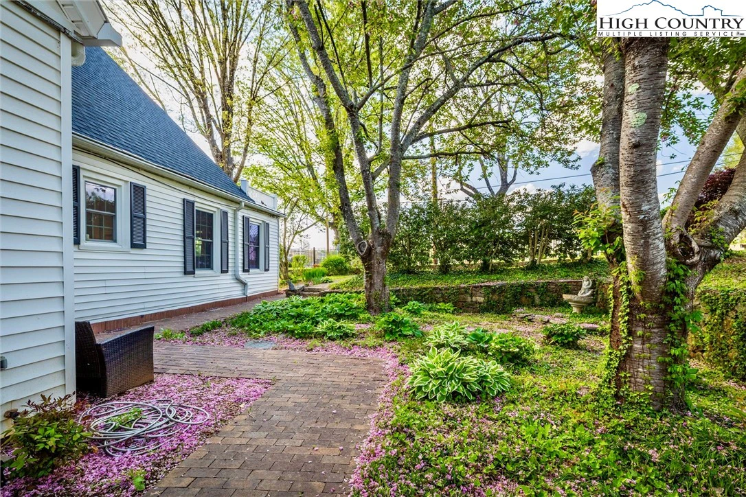 Image number 2 for the current listing