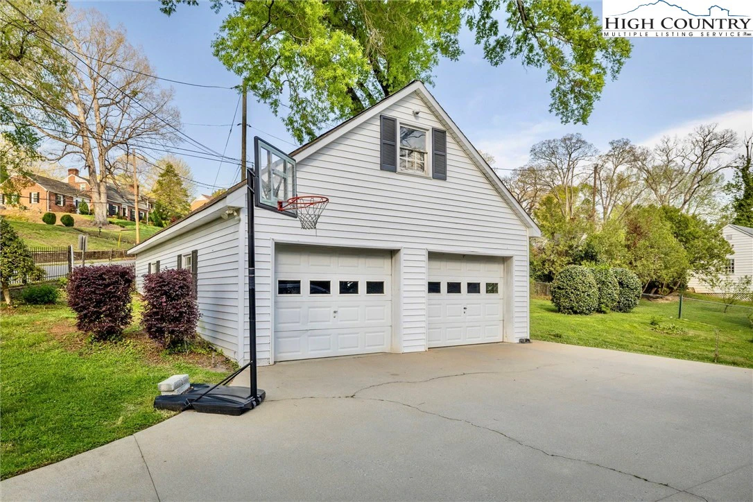 Image number 11 for the current listing