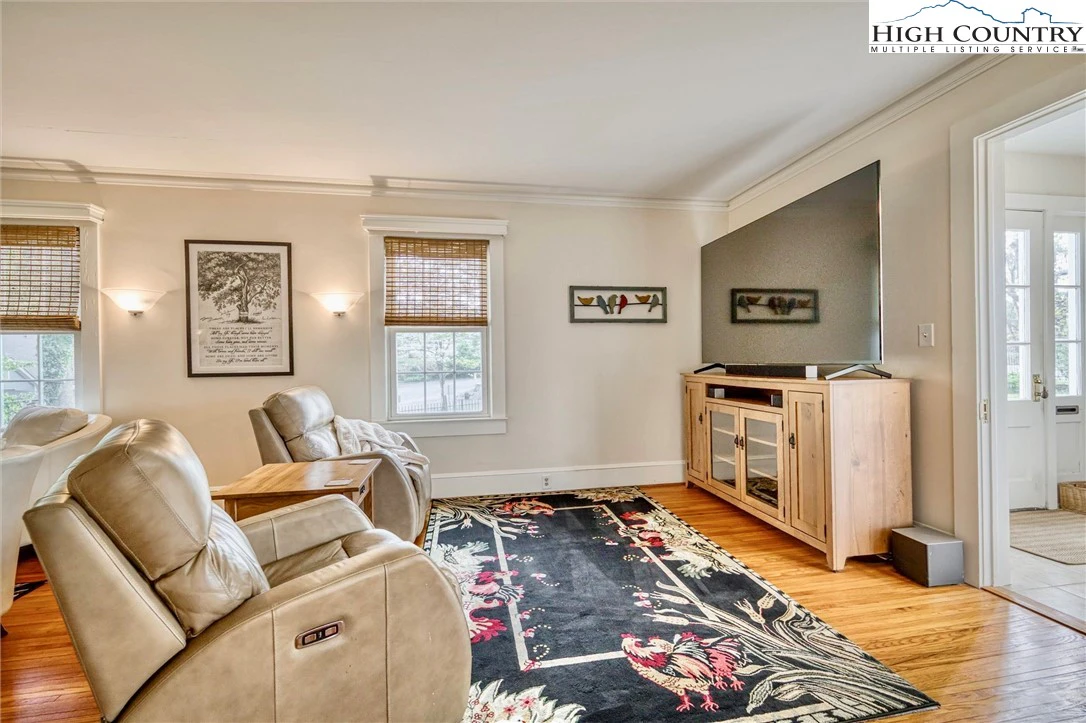 Image number 10 for the current listing