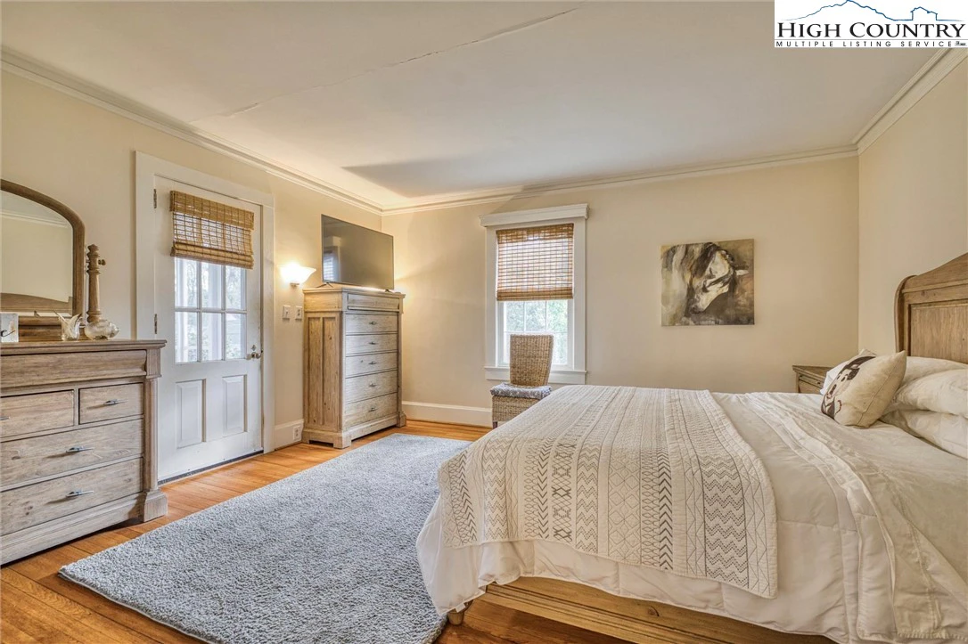 Image number 4 for the current listing