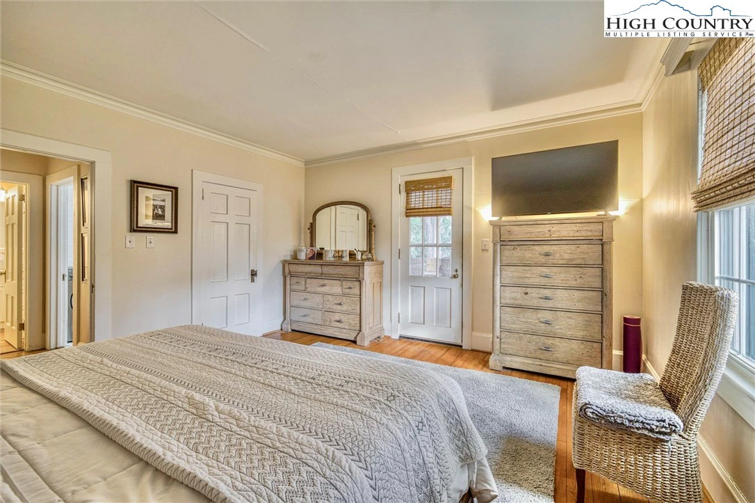Image number 3 for the current listing
