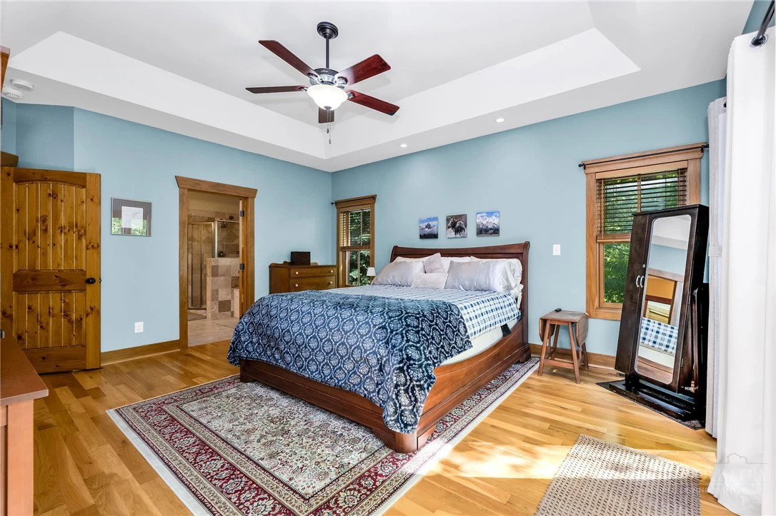Image number 9 for the current listing