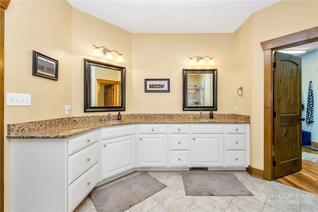 Image number 11 for the current listing