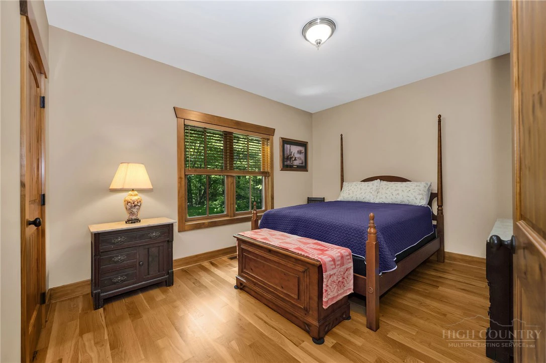 Image number 2 for the current listing