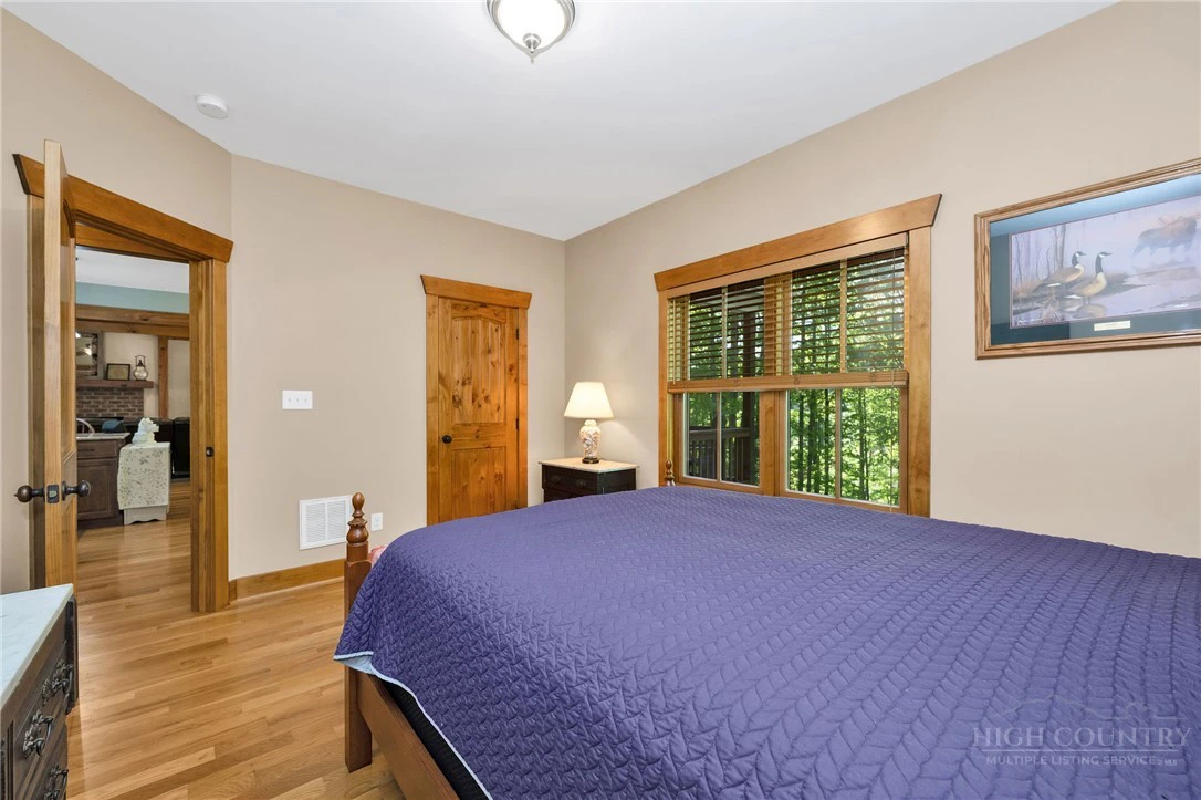 Image number 15 for the current listing