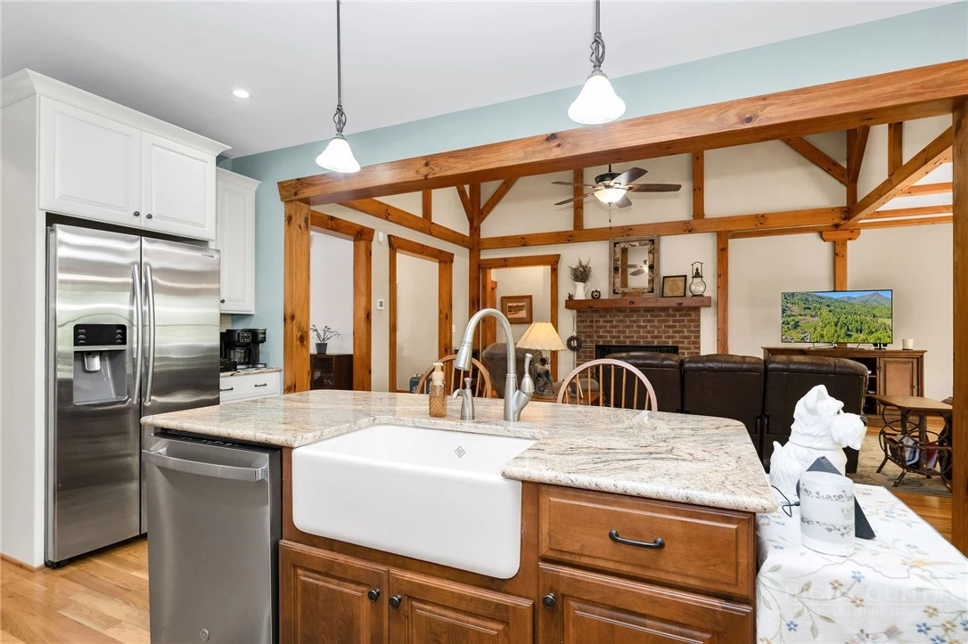 Image number 14 for the current listing