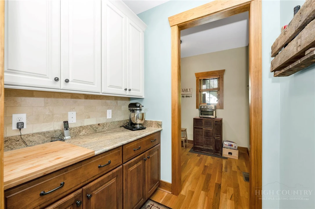 Image number 4 for the current listing