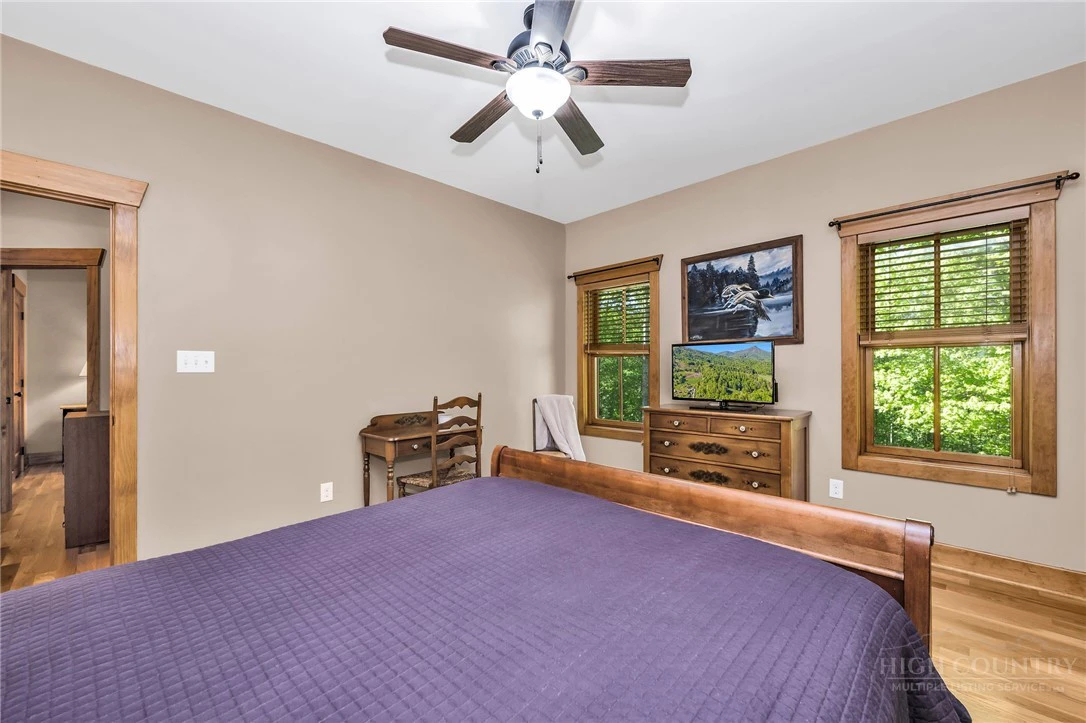 Image number 18 for the current listing