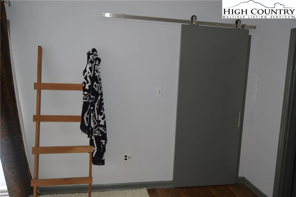 Image number 3 for the current listing