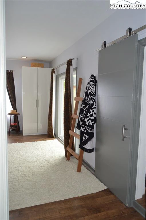 Image number 4 for the current listing