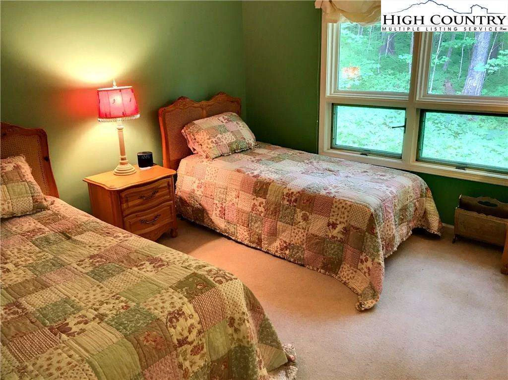 Image number 9 for the current listing