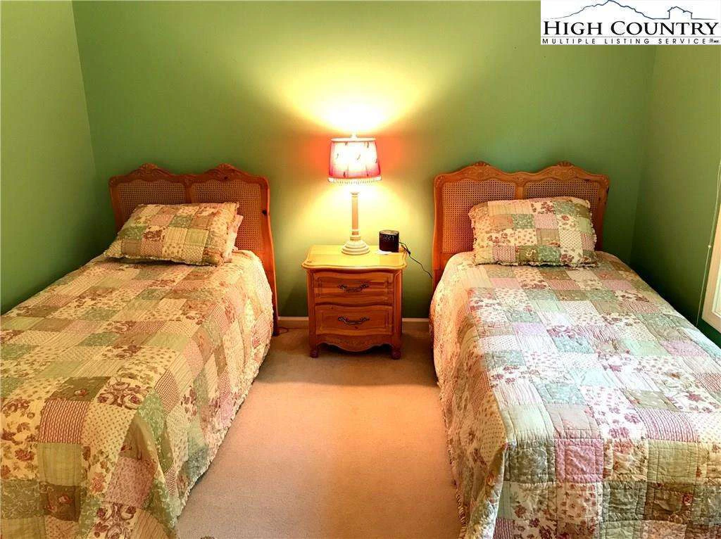 Image number 8 for the current listing