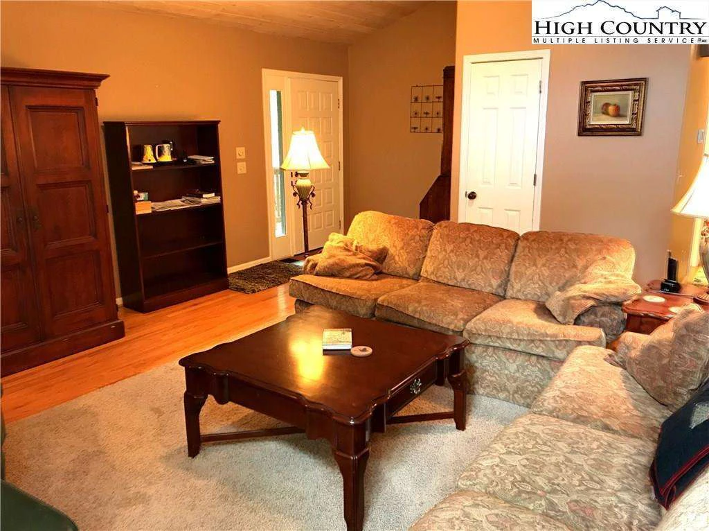 Image number 20 for the current listing