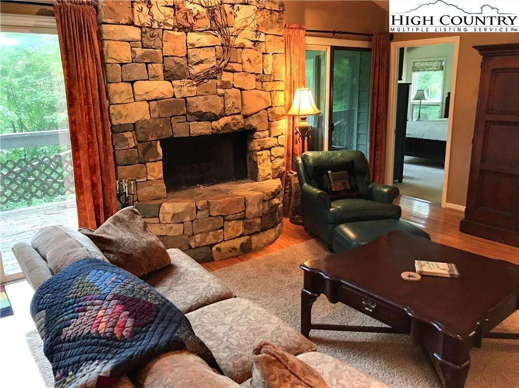 Image number 19 for the current listing