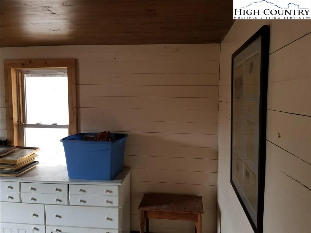 Image number 13 for the current listing
