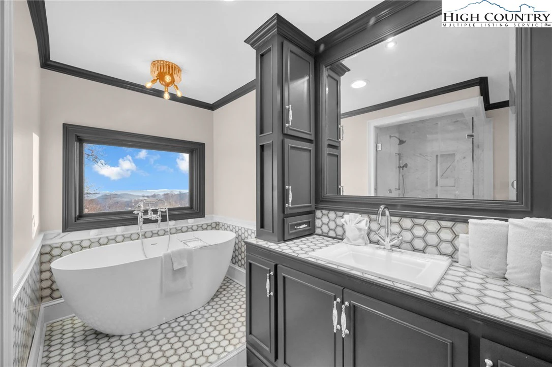 Image number 15 for the current listing