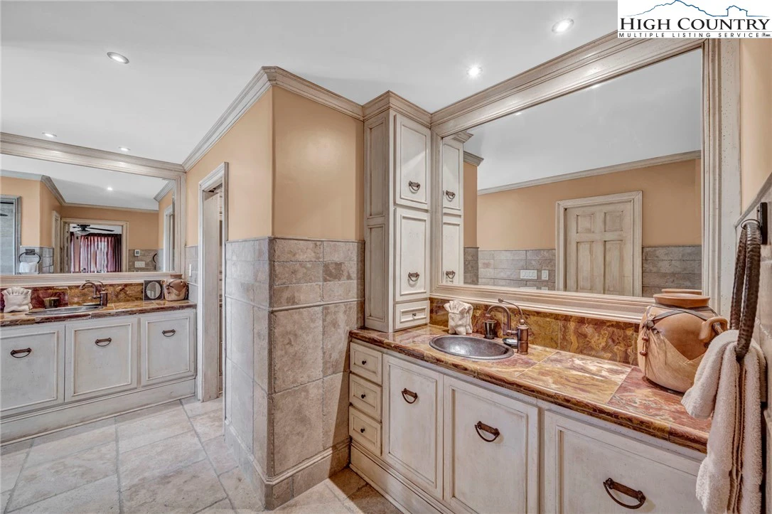 Image number 3 for the current listing