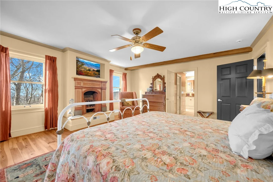 Image number 14 for the current listing