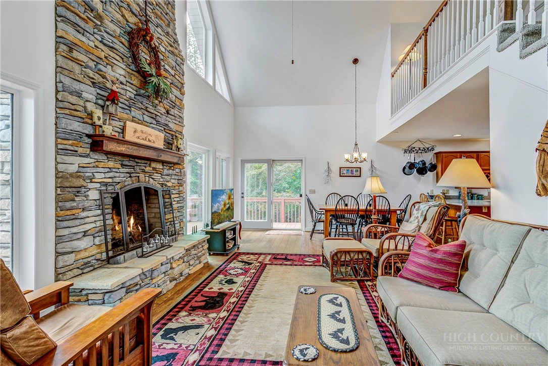 Image number 14 for the current listing