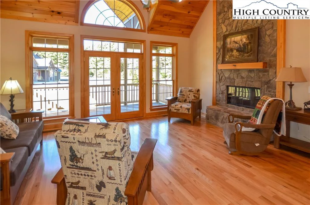 Image number 18 for the current listing
