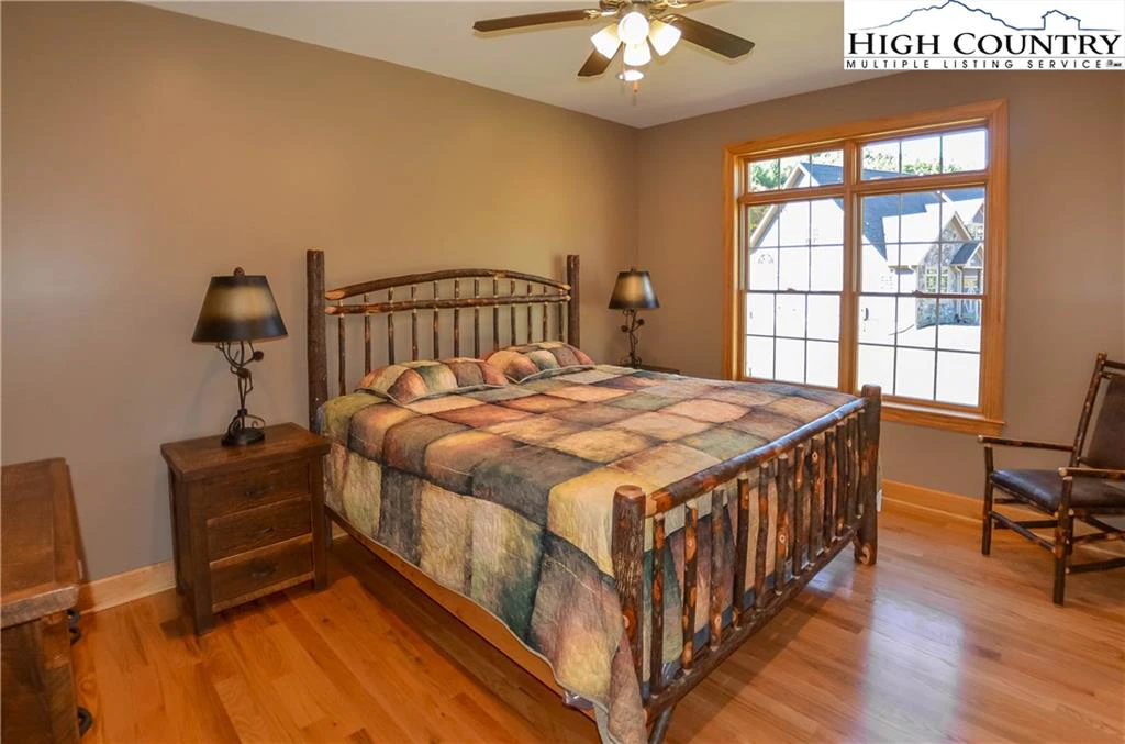 Image number 15 for the current listing