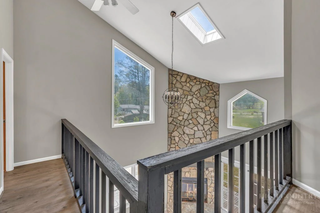 Image number 8 for the current listing