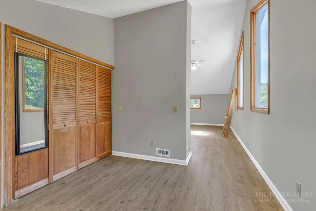 Image number 13 for the current listing