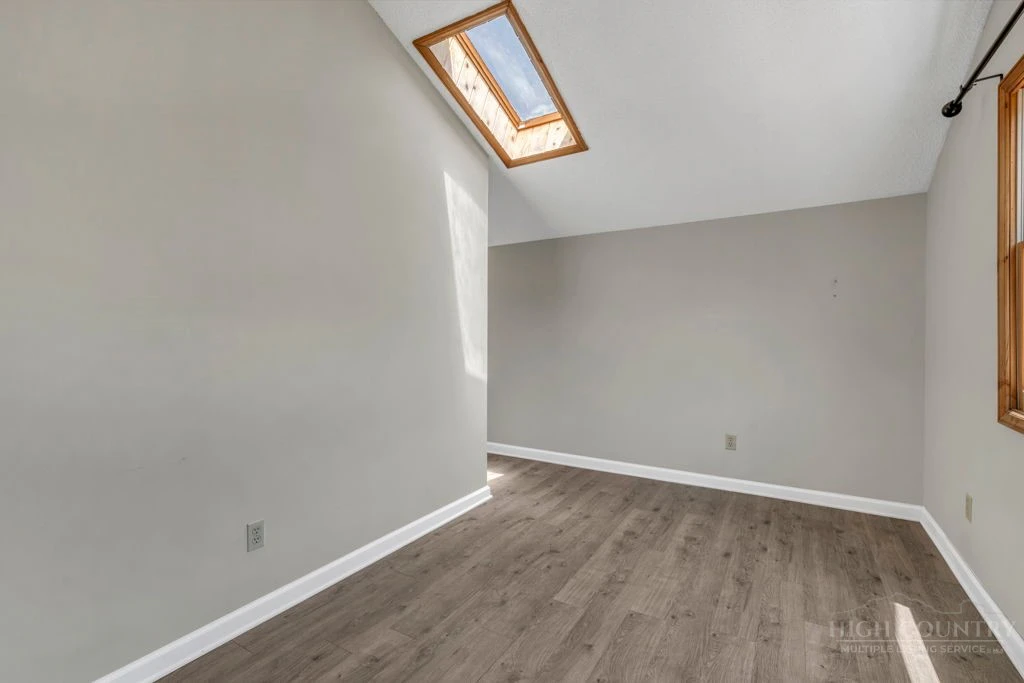 Image number 14 for the current listing
