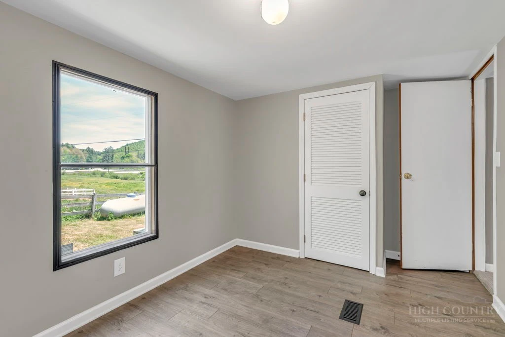 Image number 17 for the current listing