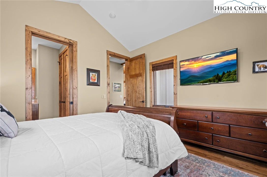 Image number 3 for the current listing
