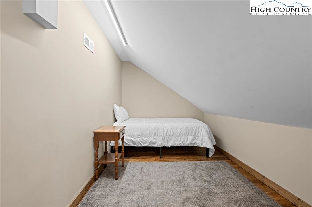 Image number 15 for the current listing