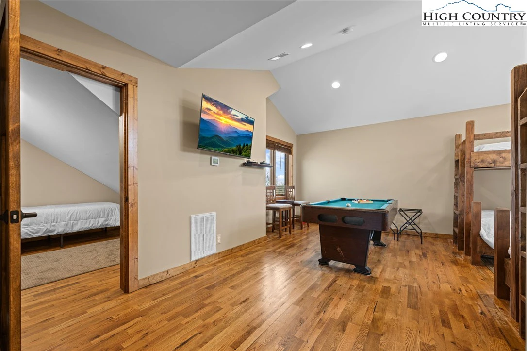 Image number 2 for the current listing
