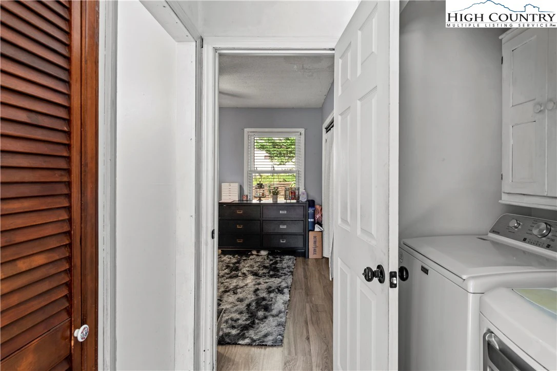 Image number 15 for the current listing