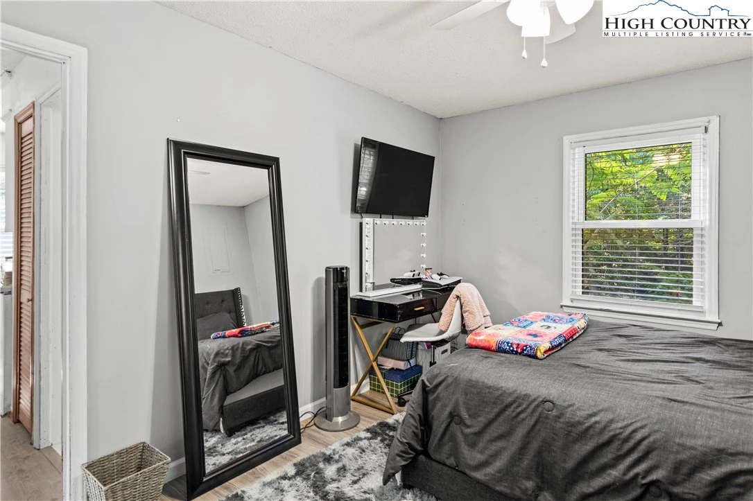 Image number 13 for the current listing