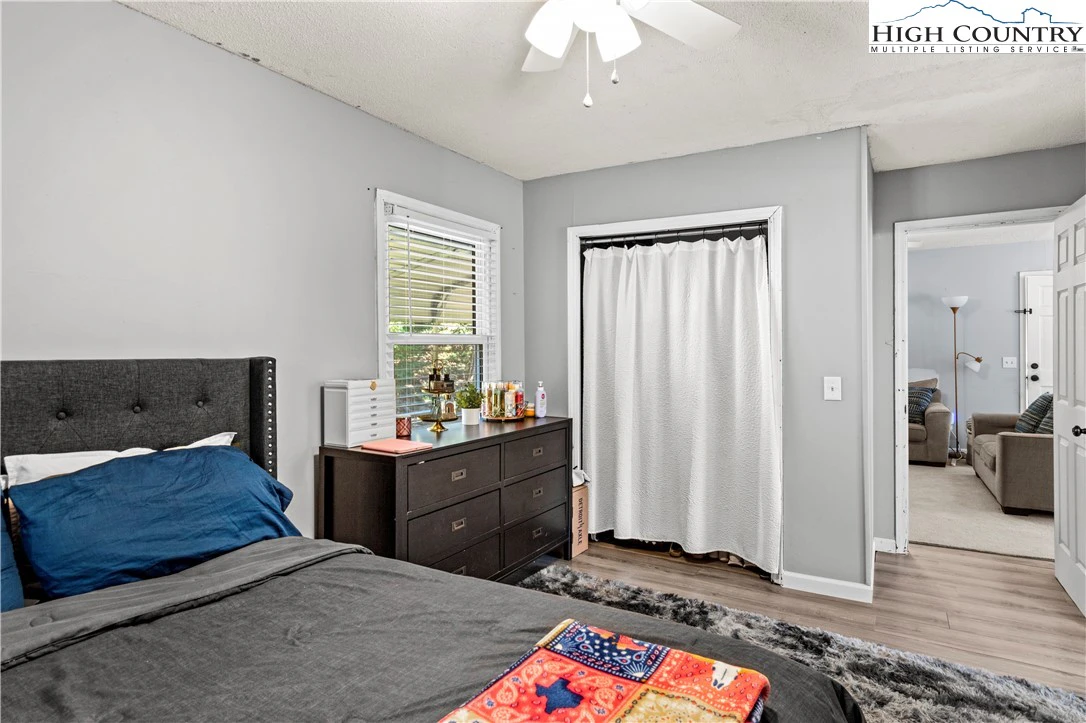 Image number 12 for the current listing