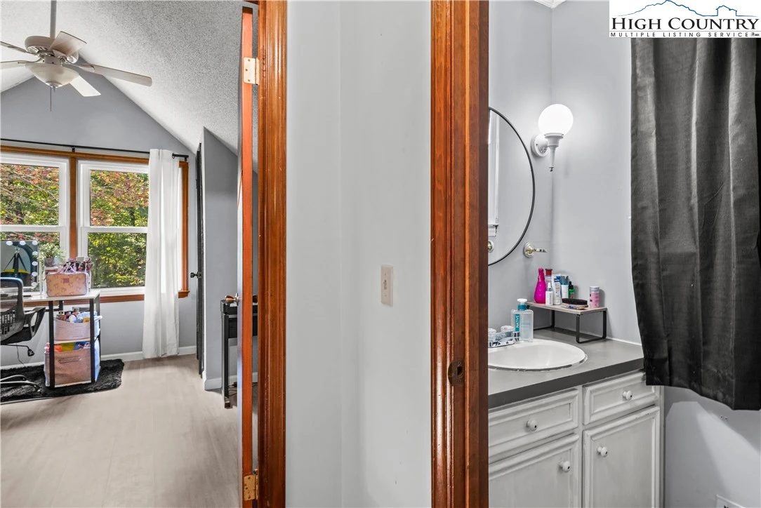 Image number 8 for the current listing