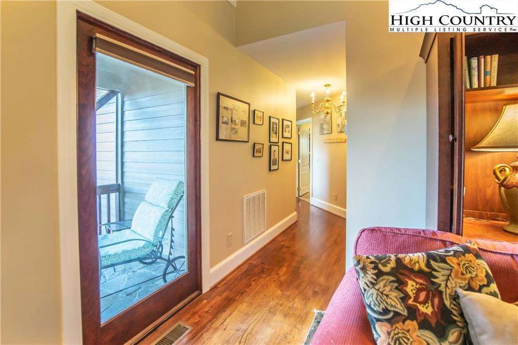 Image number 4 for the current listing
