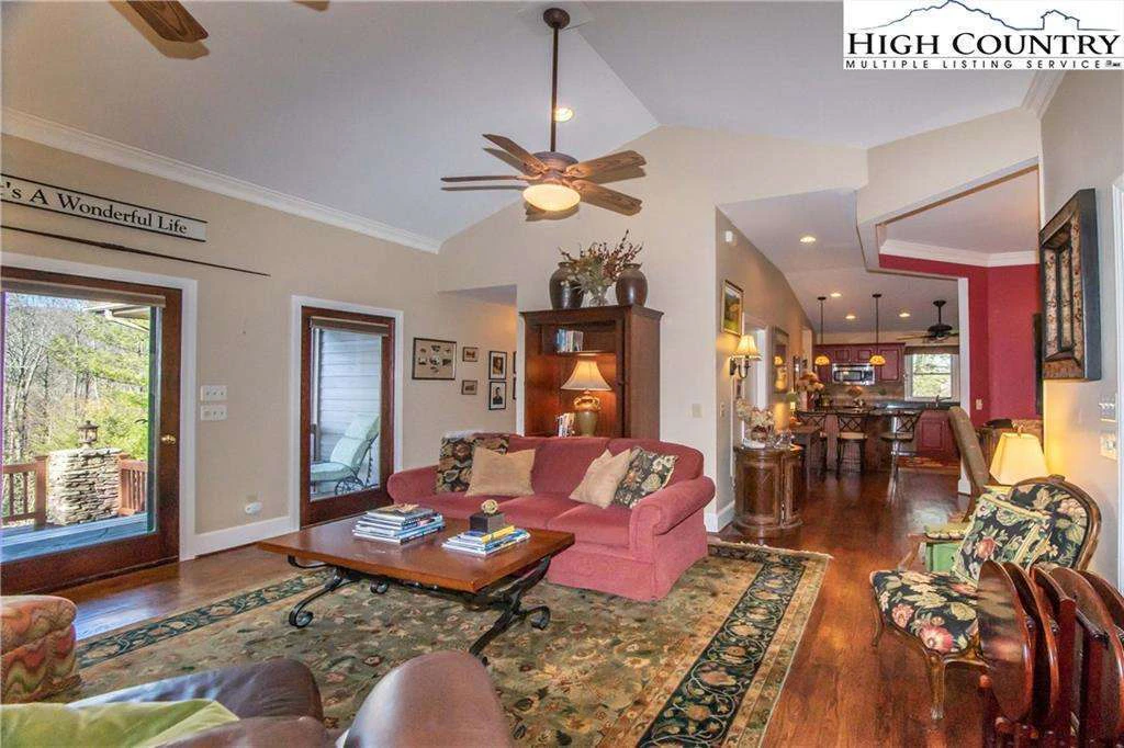 Image number 28 for the current listing