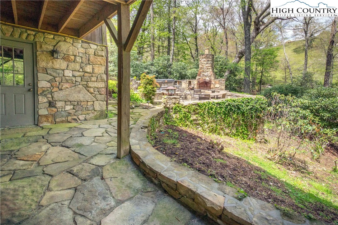 Image number 16 for the current listing