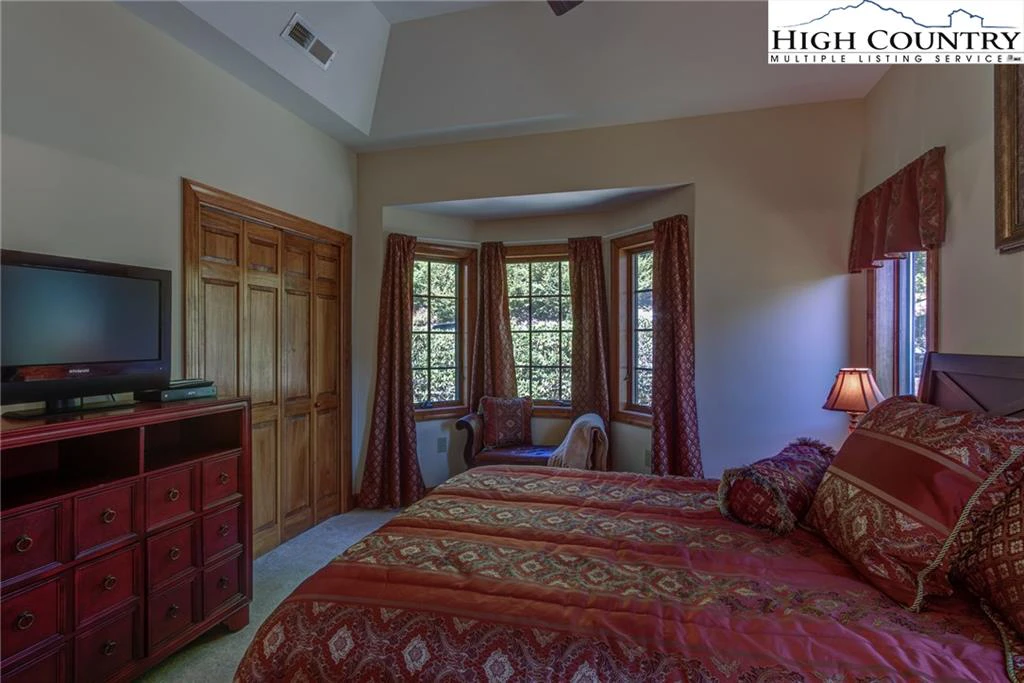 Image number 11 for the current listing