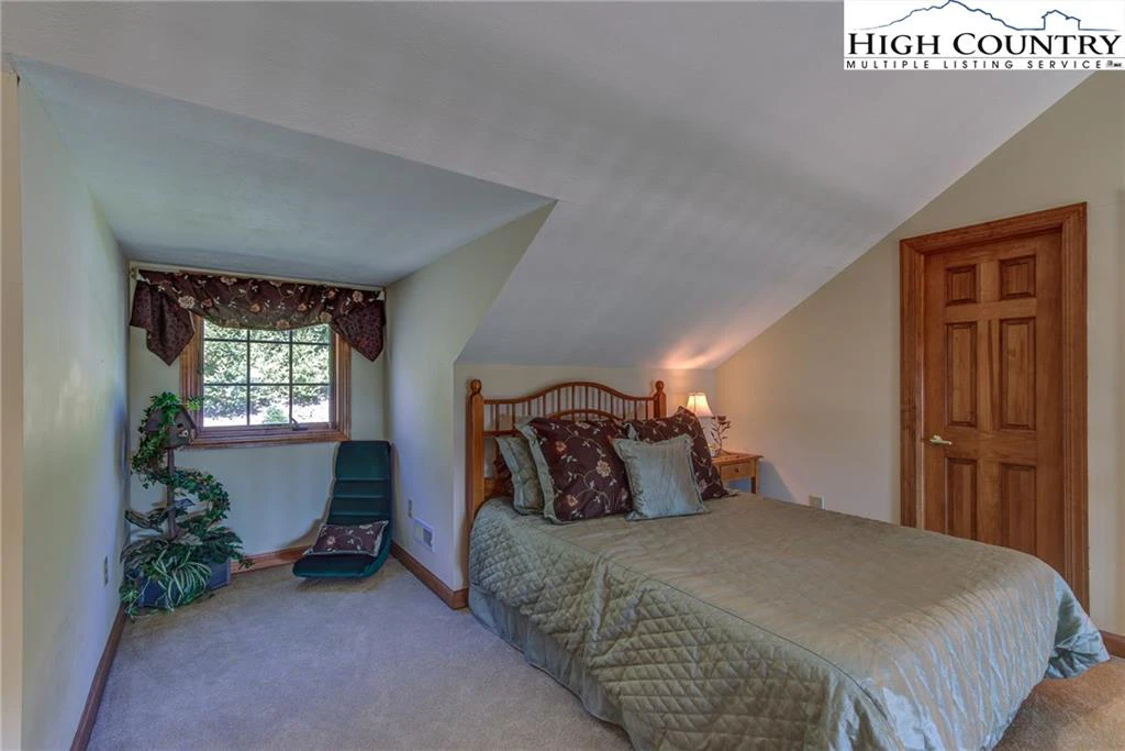 Image number 9 for the current listing