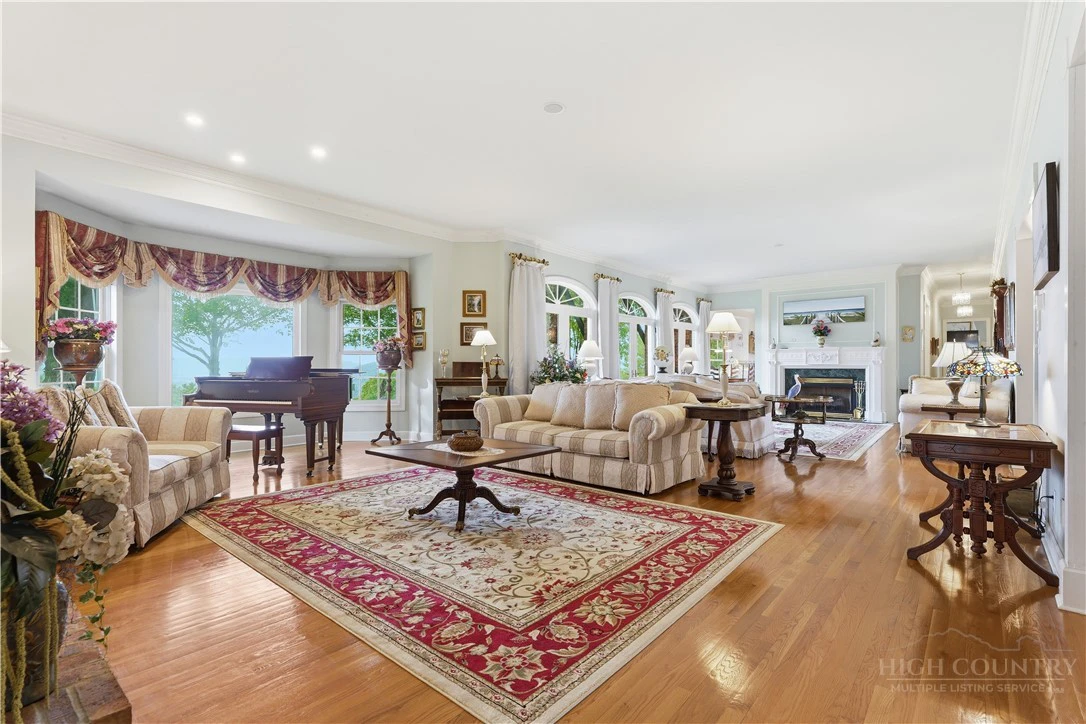 Image number 5 for the current listing