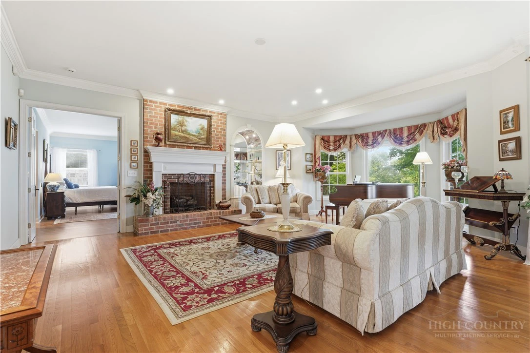 Image number 7 for the current listing
