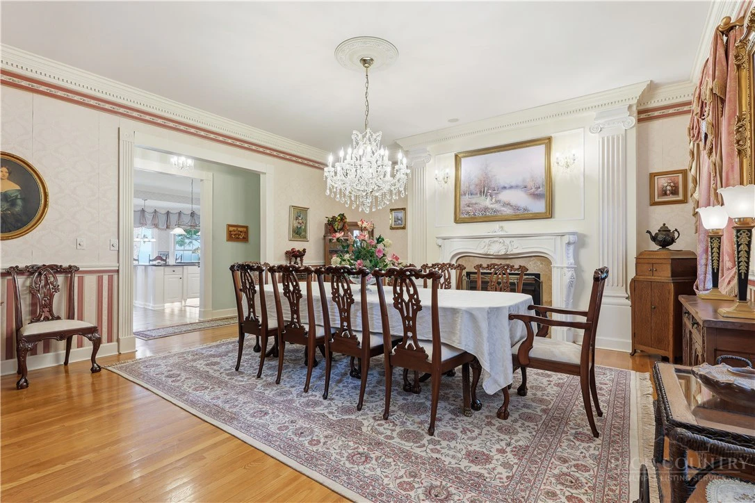 Image number 8 for the current listing