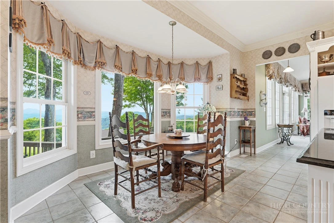 Image number 11 for the current listing
