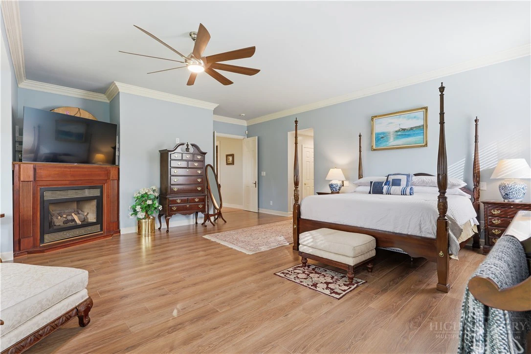 Image number 19 for the current listing