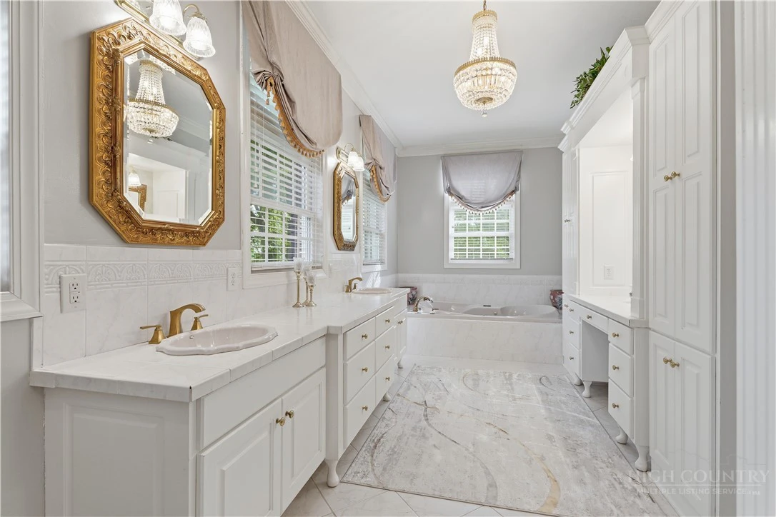 Image number 20 for the current listing