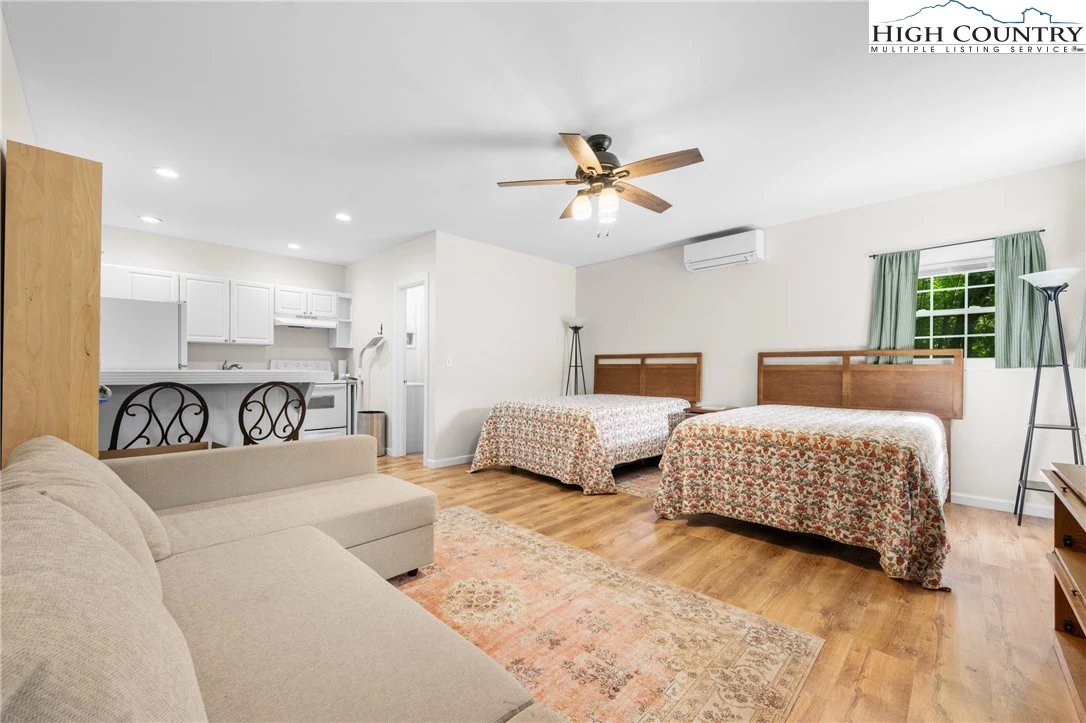Image number 4 for the current listing