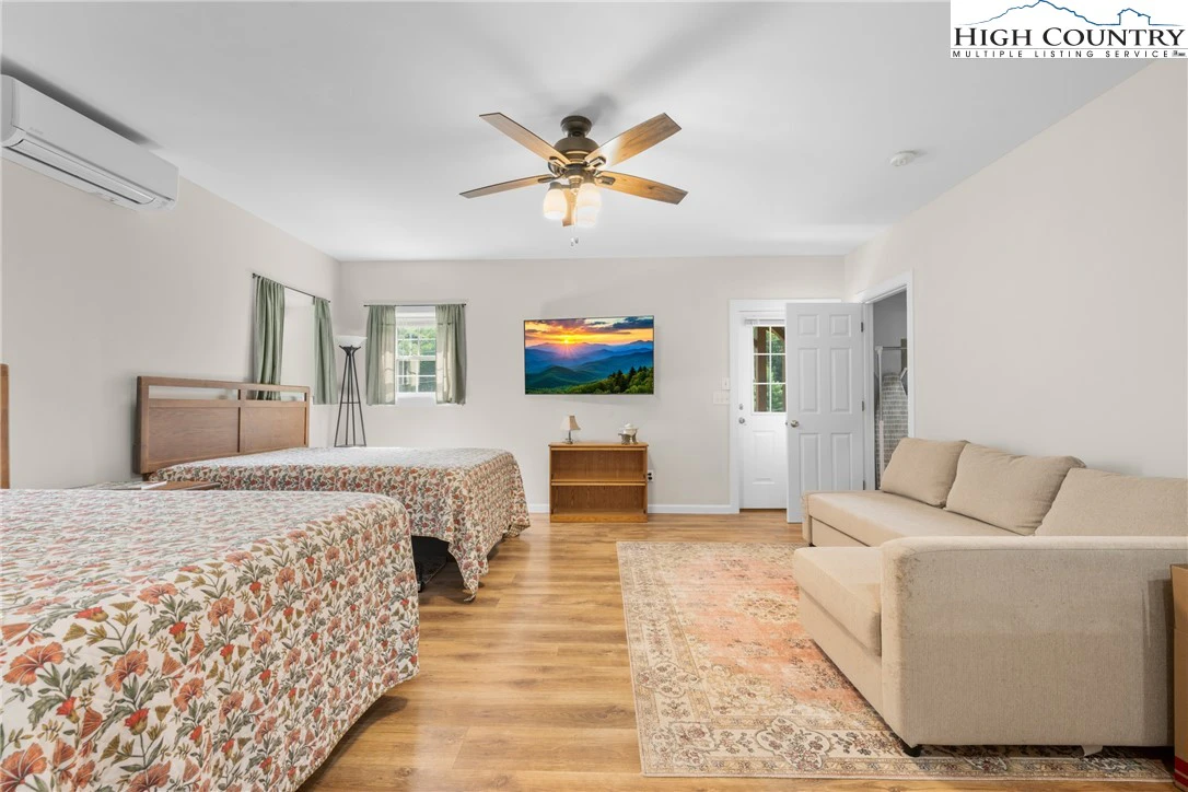 Image number 5 for the current listing